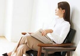 谨慎：久坐白领不动 当心“小蚯蚓”爬上腿