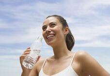 女性喝水少 皮肤肯定好不了