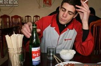 老外喝白酒 ：烧喉咙 得喝300杯才能习惯