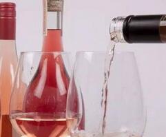 为迎接这个炎热的夏天，我想来一杯桃红葡萄酒