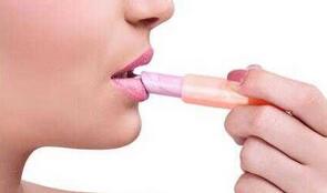 过度涂抹唇膏嘴唇反而变干？