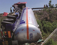 疑因匝道转弯速度过快 液化气槽罐车滚下高速护坡