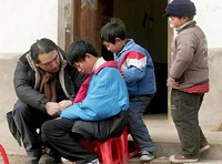 行前副总裁资助10省2万多名&ldquo;艾滋遗孤&rdquo;读书