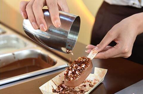 重庆商家推出麻辣雪糕 吸引市民排队尝鲜