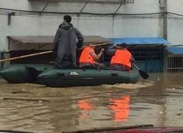 湖南道县遭龙卷风和暴雨袭击 汽车被没顶