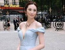 吴佩慈懒理第三者风波 晒女儿宣告正宫地位