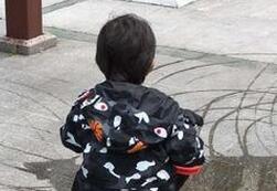 等等骑车用积水绘画 邓超赞儿子有画画基因