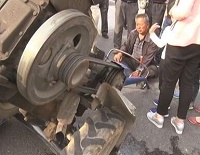 老汉遇车祸弹出农用车 幸遇路人全力相救