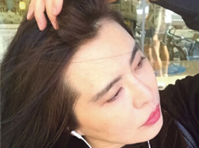 王祖贤听歌玩自拍 无名指戴戒指被猜闪婚