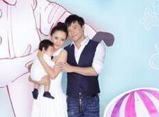 陈思诚佟丽娅为朵朵办百日宴 一家三口首亮相