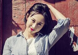 练束梅胡同深处拍大片 俏皮短发诠释烂漫初夏