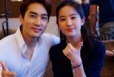 爱情触礁？刘亦菲宋承宪缺席定情作韩国试映会