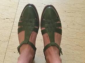 黄觉晒绿色皮凉鞋 引网友集体吐槽：辣瞎眼