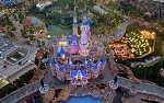 航拍上海迪士尼乐园首度亮灯美景