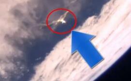 UFO造访地球？神秘亮光转瞬即逝 离开大气层