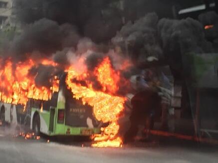 上海公交自燃被大火吞没 只剩车架