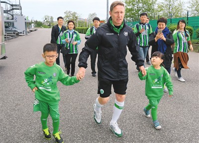 中国儿童感受德国足球