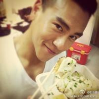 《危城》登戛纳场刊封面 彭于晏随处可见