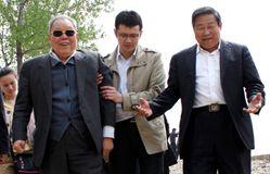 村支书改小年龄 岂止浑水摸鱼