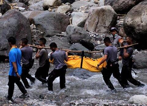 印尼山洪暴发致15名游客死亡