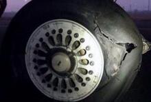 印度客机降落时遭遇惊魂一刻:4个轮胎出现爆胎