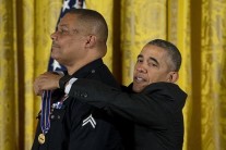 奥巴马1米86还是太矮！授勋姿势尴尬被吐槽