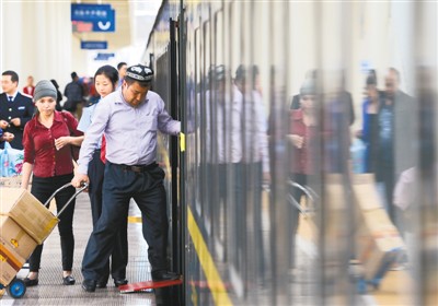 乌鲁木齐直达深圳列车首次开通