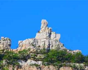 山东平邑山村崮顶现天然“巨石观音”