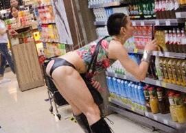 深圳超市现异装男子 身穿高跟鞋皮内裤