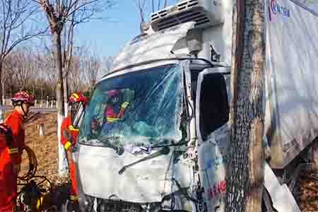 货车发生碰撞司机被卡  石家庄消防火速救援