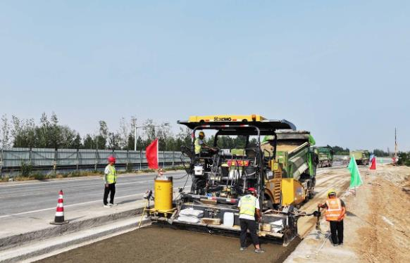 衡德高速改扩建工程迈入路面施工新阶段 首段试验路成功摊铺