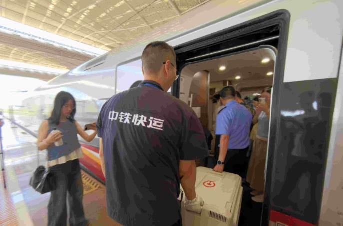 武汉站高铁宠物托运服务正式运营 暑运首日迎来首批"萌宠"旅客