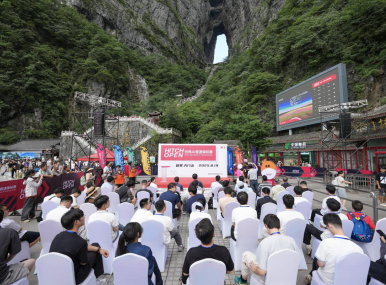 Hitch Open 世界AI竞速锦标赛序幕开启：七所大学战队“试剑”张家界天门山！