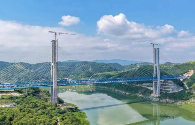 西十高铁汉江特大桥钢桁梁合龙，全线桥隧主体工程完工