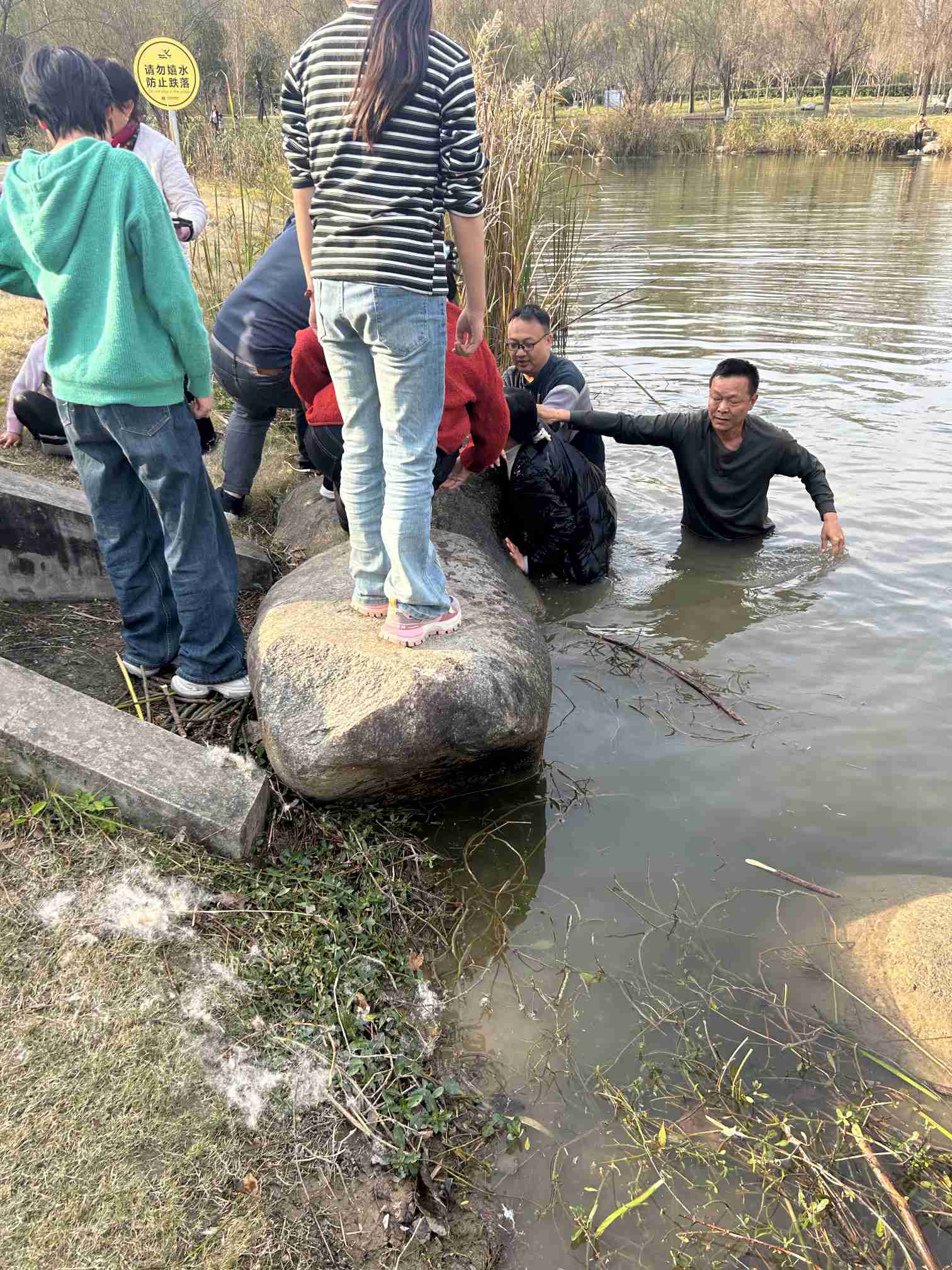 56岁铁路职工勇救落水母女，39年工龄沉淀“遇事敢为”担当