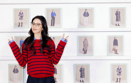 周雨彤亮相PSALTER诗篇20周年快闪，演绎智趣暖冬！