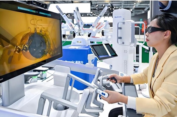智能模型与手术机器人协同，AI医疗开启精准诊疗新时代