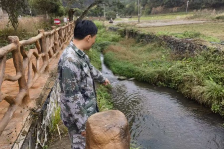 长汀馆前“老兵河长”沈建文：以脚步守河道 以初心护清波