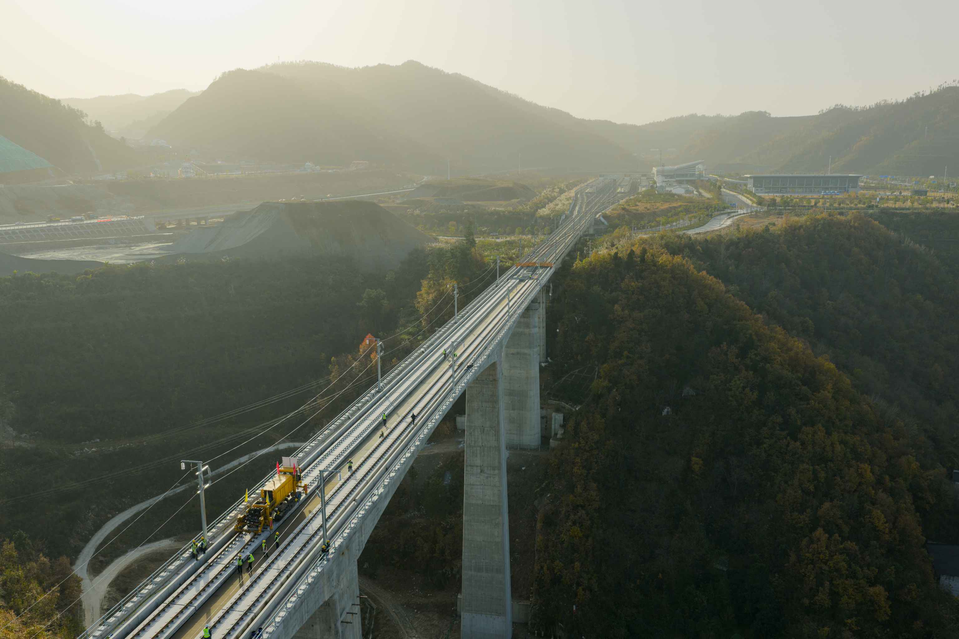 西十高铁全线完成铺轨 预计明年开通运营
