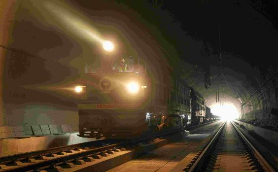 西十高铁全线铺轨完成 计划明年开通运营