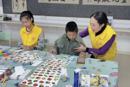 福州鼓楼区慈善总会“心灵守望——天赋星童”活动：创意书签工坊促亲子成长