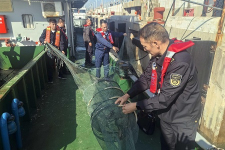 厦门海渔执法“党建+执法”齐发力：雷霆行动清违规网具 护航重点工程加速跑