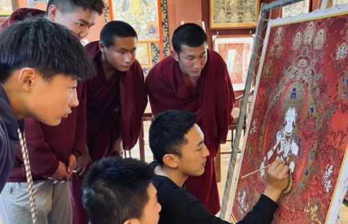 笔绘热土，心系家国——青年唐卡画师关却尼么的艺术之路