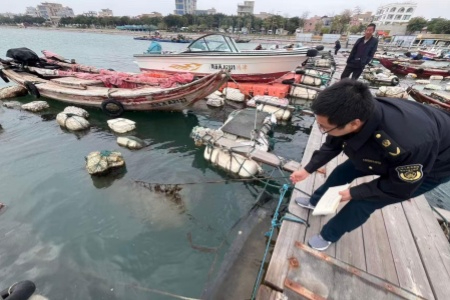 厦门海渔执法高效整治违法养殖 有力维护海上秩序
