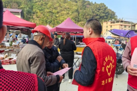 永定区洪山镇老兵志愿者深入集市 助力居民医保参保缴费