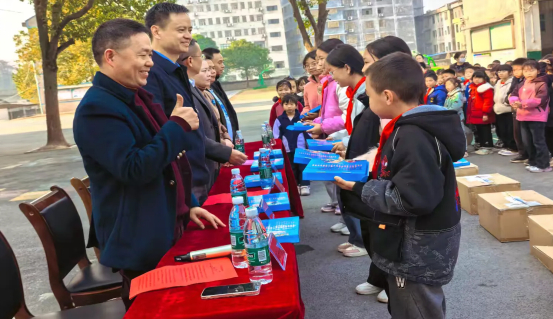 九旬老教授捐书助学，爱心传递书香满园