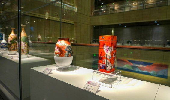 泥金飞彩入酒樽：张闻冰的“诗心万象”与习酒荷花樽的艺术新生