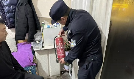 岫岩公安筑牢&ldquo;九小场所&rdquo;防火墙 实战演练提升自救能力