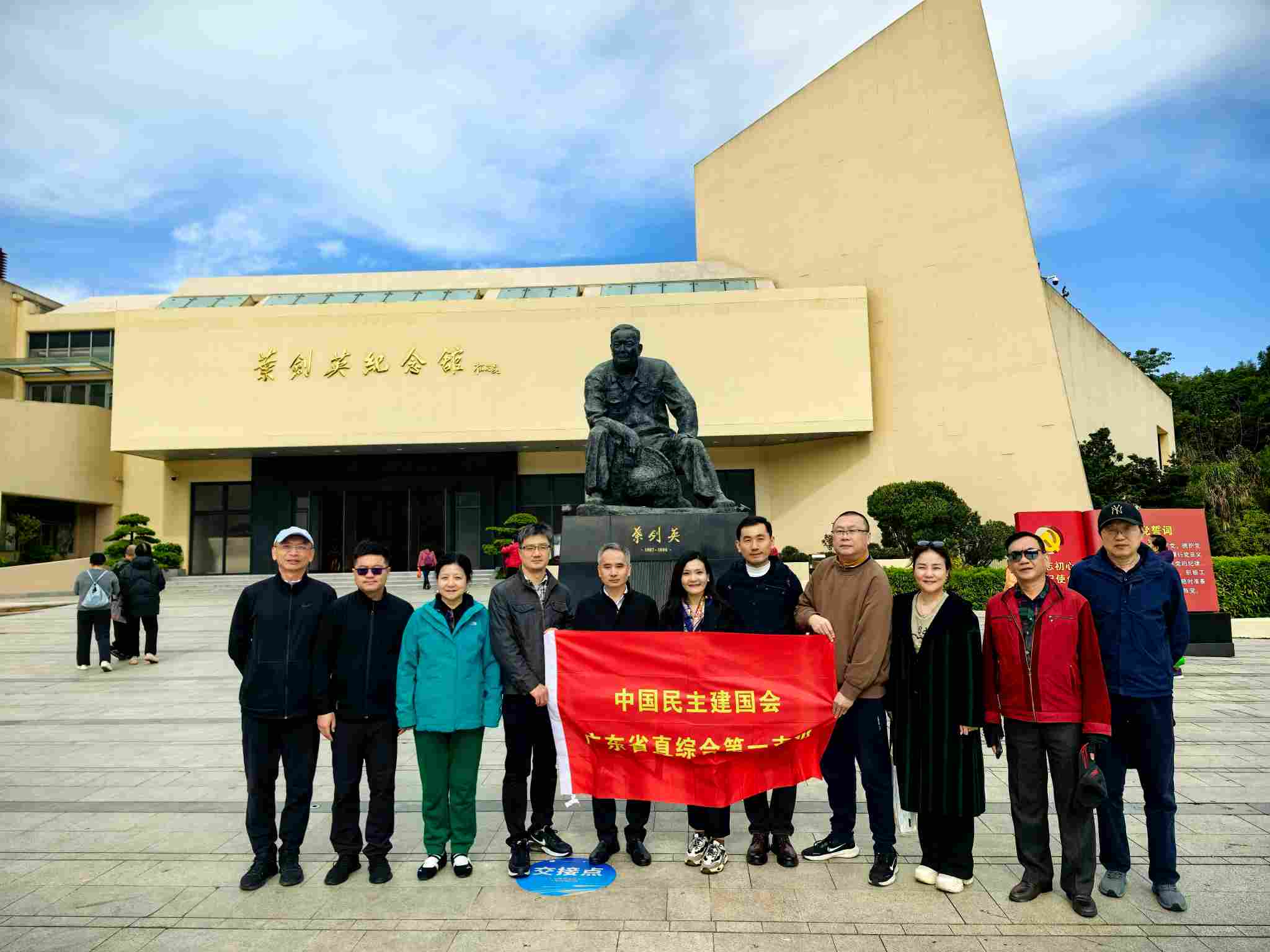 雪舞梅江：柚香与碑影，一场红色与客韵的和鸣