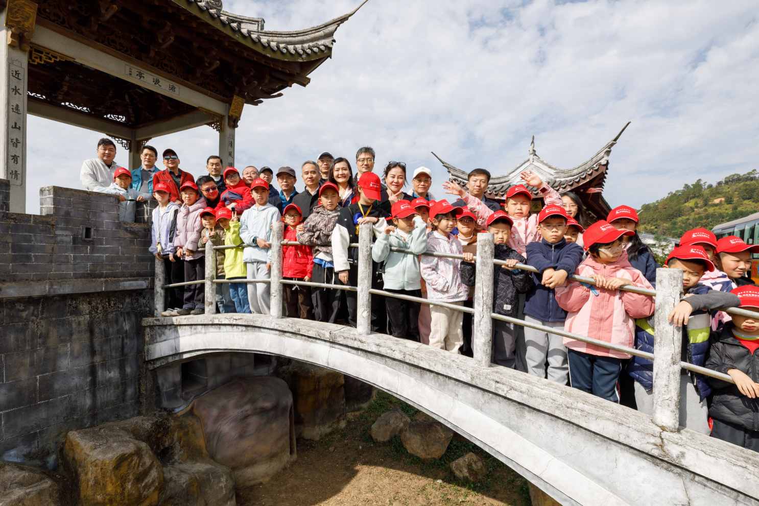 雪舞梅江：柚香与碑影，一场红色与客韵的和鸣